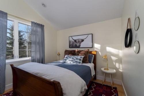 a bedroom with a bed and a window at Apres Chalet Luxury Town Home off Ski Hill Rd in Driggs