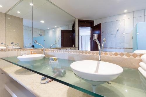 uma casa de banho com 2 lavatórios e um espelho grande em Luxo e Conforto na Praia de Cotovelo por Carpediem em Parnamirim