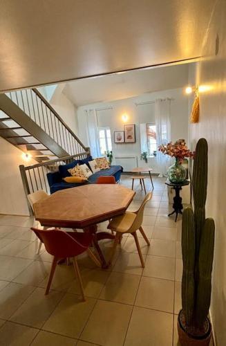 un salon avec une table et un cactus dans l'établissement Duplex en plein centre-ville, à Morestel