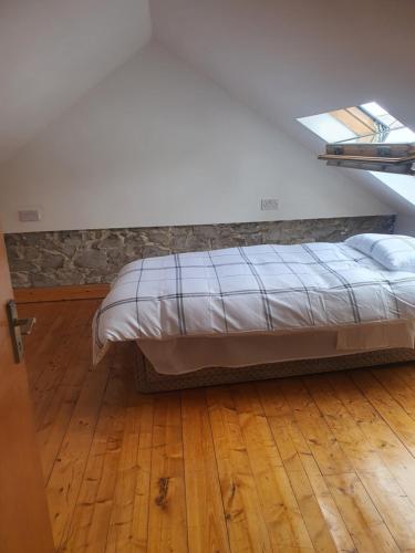 een slaapkamer met een bed in een kamer met een raam bij grange cottage 3 bedroom in Edenderry