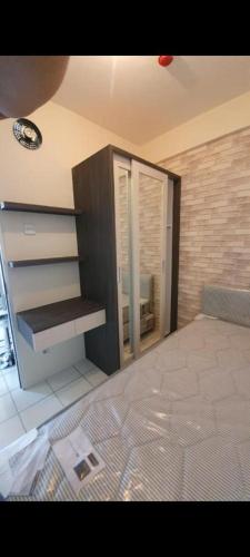 1 dormitorio con cama y espejo. en sameer en Tel Aviv