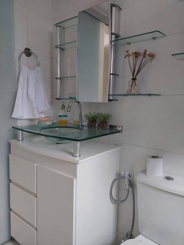 bagno con lavandino e ripiano in vetro di Meu sonho realizado! Muito charmoso e acolhedor. a Vila Velha