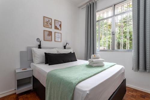 Un dormitorio con una cama con un osito de peluche. en Conforto em Botafogo - Ideal para casais - LM108 Z5 en Río de Janeiro