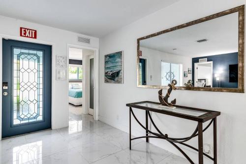 a room with a mirror and a table with a statue at 5BD House - Pool+BBQ+King beds - 3 min to beach in Hollywood