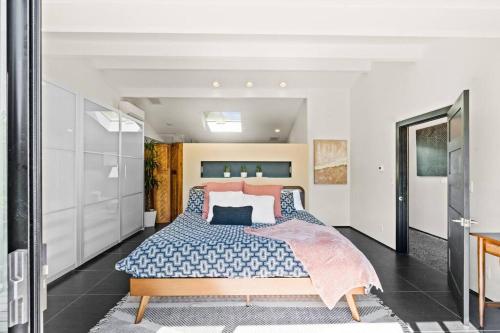 ein Schlafzimmer mit einem großen Bett in einem Zimmer in der Unterkunft Sunrise Oasis, Water View, Family & Dog friendly in Port Madison