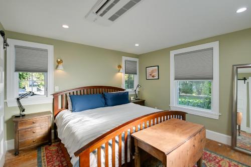 - une chambre avec un lit, une table et des fenêtres dans l'établissement Historic Bar Harbor Home about 2 Blocks to Main St!, à Bar Harbor