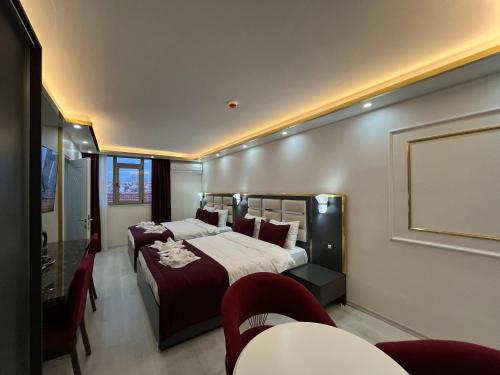 pokój hotelowy z dwoma łóżkami i telewizorem w obiekcie Lale Sultan Hotel w Stambule