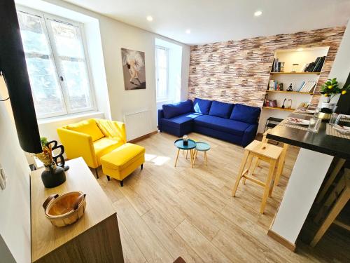 - un salon avec un canapé bleu et des fauteuils jaunes dans l'établissement Rez de chaussée appartement à Tournus - Yellow, à Tournus