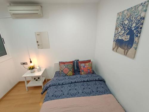 A bed or beds in a room at Habitación doble en Eixample