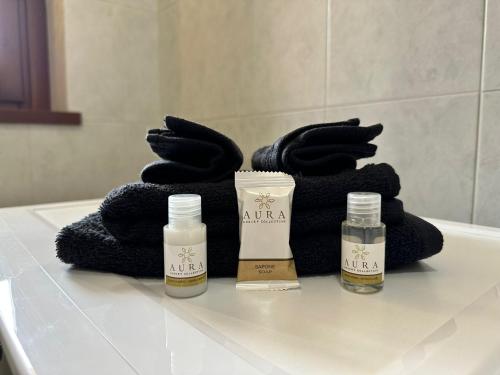 ein Badezimmer mit 2 Flaschen ätherischer Öle und Handtüchern in der Unterkunft Casa Vivaldi in Vignate