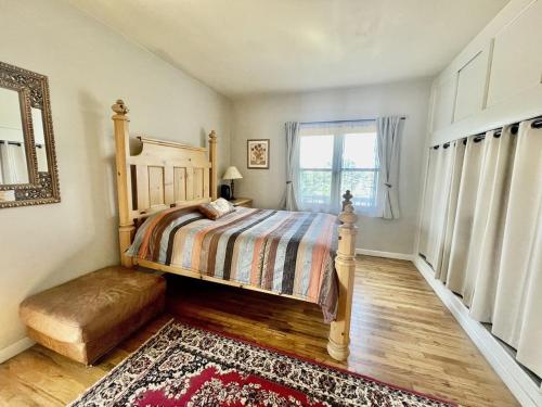 een slaapkamer met een bed en een raam bij Crestone Mountain Gem Hideaway in Crestone