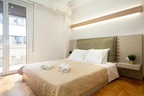 um quarto com uma cama com duas toalhas em KUKAKI ESTATE 2 em Atenas