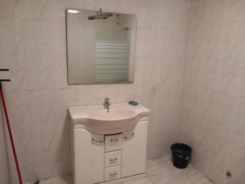 a bathroom with a sink and a mirror at PRIME ALOJAMNETOS 01 in Gondomar