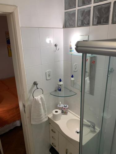 y baño con lavabo y espejo. en Quartos em Copacabana, en Río de Janeiro