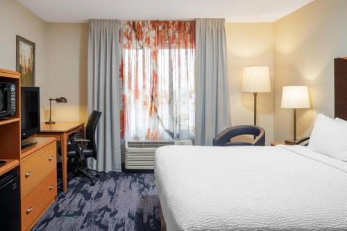 um quarto de hotel com uma cama e uma televisão em Fairfield Inn & Suites by Marriott Paducah em Paducah