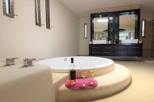 Et badeværelse på Villa Deluxe jakuzzy alberca