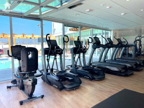 Fitness centrum a/nebo fitness zařízení v ubytování Perfect Apt w Parking Gym Pool WIFI in Arts District DTLA near Little Tokyo B4