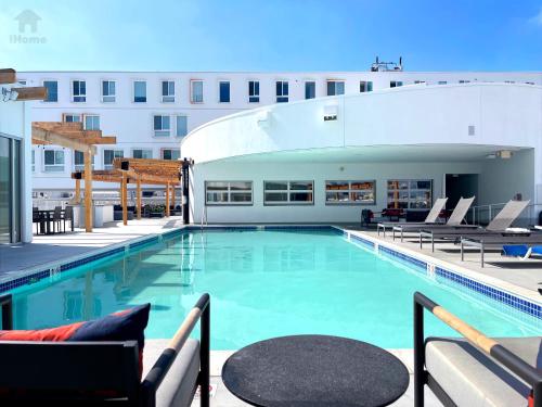 uma piscina com cadeiras e um edifício em Perfect Apt w Parking Gym Pool WIFI in Arts District DTLA near Little Tokyo B4 em Los Angeles