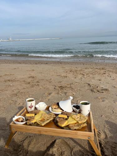 een dienblad met eten op een tafel op het strand bij my_tangier_ in Tanger