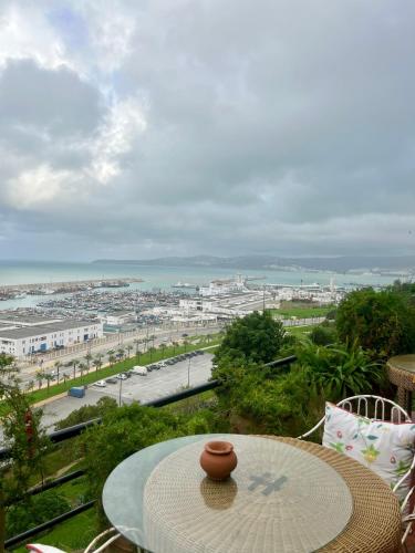 een tafel op een balkon met uitzicht op de oceaan bij my_tangier_ in Tanger