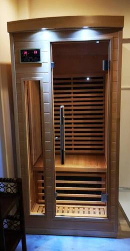 Un four micro-ondes est installé au-dessus d'un mur. dans l'établissement Maison atypique, centre-ville 2+2 pers Sauna IR, à Sedan