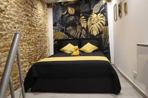 Tempat tidur dalam kamar di Maison atypique, centre-ville 2+2 pers Sauna IR