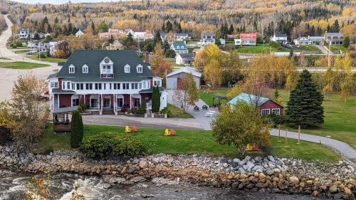 an aerial view of a house in a town at La Gentilhommière Motel et Suites B Vue sur Mer in Saint-Siméon