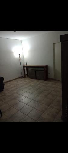 una habitación con una mesa y una luz en la pared en Media luna, en Ciudad Juárez