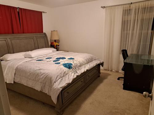 1 dormitorio con cama y mesa de cristal en Ram comfort en Denver