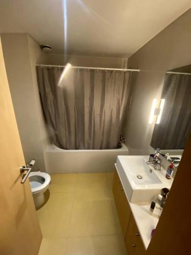 ein Bad mit einem WC und einem Waschbecken in der Unterkunft Studio no centro do Porto in Porto