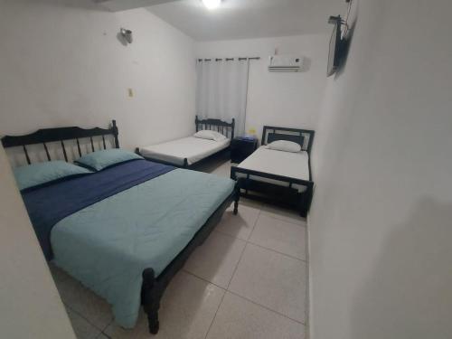 1 dormitorio con 2 camas en una habitación en Hotel Rosandy Galaxy, en Cartagena de Indias