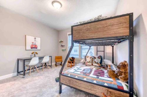 una camera da letto con un grande letto in legno con i cani sopra di Modern Retreat in Mt Hood Oregon Resort a Welches