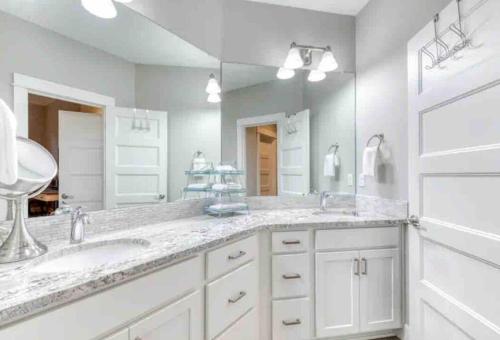 uma casa de banho com 2 lavatórios e um espelho grande em Modern Retreat in Mt Hood Oregon Resort em Welches