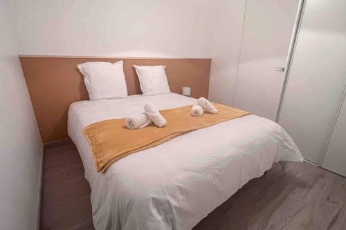 ein Schlafzimmer mit einem Bett mit zwei Handtüchern darauf in der Unterkunft Appart vue 360°, Paris, Parking in Vitry-sur-Seine