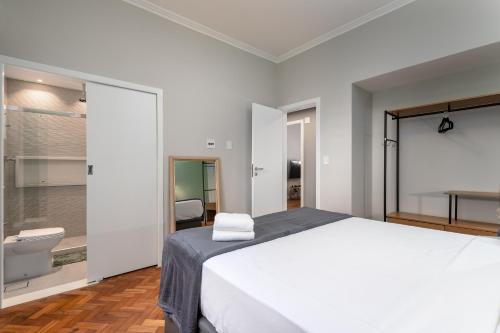 - une chambre avec un grand lit blanc et une salle de bains dans l'établissement Encanto em Copacabana - Perto da praia -FMS601 Z4, à Rio de Janeiro