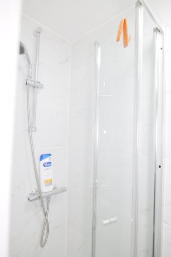 y baño con ducha y puerta de cristal. en Giomakay luxury Rooms Milton Keynes en Milton Keynes