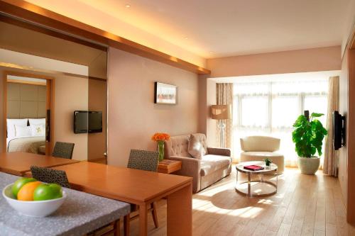 ein Wohnzimmer mit einem Sofa und einem Tisch in der Unterkunft Four Points By Sheraton Beijing, Haidian in Peking