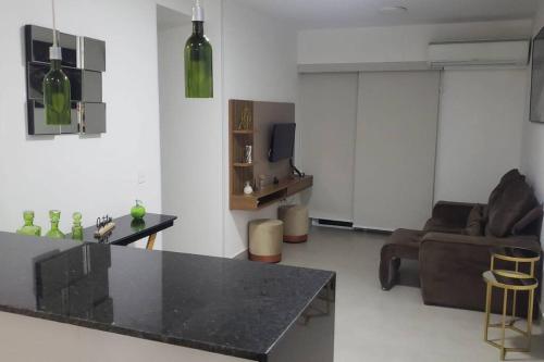 sala de estar con mesa y sofá en Apartamento Olof, en Río de Janeiro