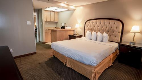 Habitación de hotel con cama grande y cocina en G T Hotels Inn & Suites Extended Stay, en Victorville