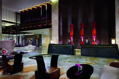 un vestíbulo con sillas y una mesa en un edificio en The Ritz-Carlton, Chengdu, en Chengdú