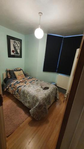 1 dormitorio con 1 cama y escalera. en Private single room guest sleep en Londres