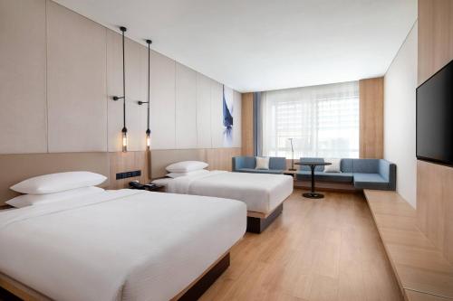 Habitación de hotel con 2 camas y TV en Fairfield by Marriott Beijing Haidian, en Beijing