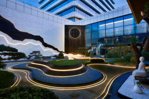 Κήπος έξω από το Courtyard by Marriott Qinhuangdao West