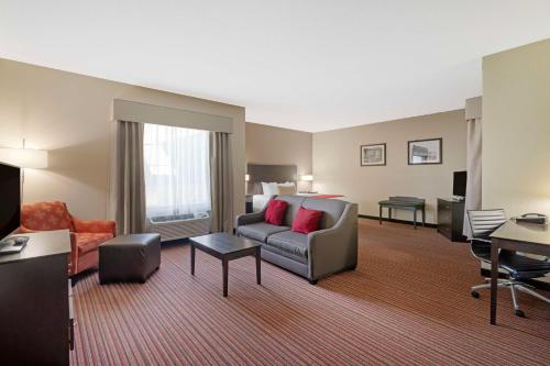Χώρος καθιστικού στο Best Western Plus Bradbury Inn and Suites