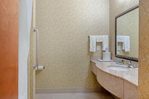 Ένα μπάνιο στο Best Western Plus Bradbury Inn and Suites