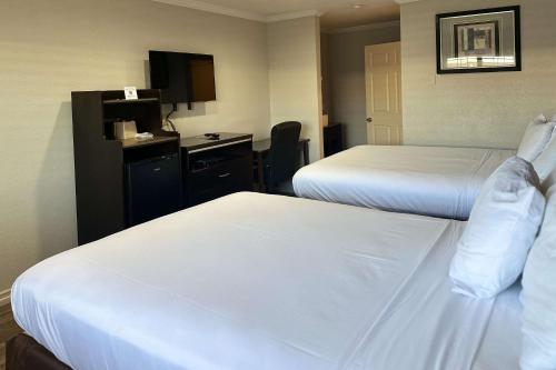 Ένα ή περισσότερα κρεβάτια σε δωμάτιο στο Rodeway Inn National City San Diego South