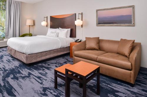 een hotelkamer met een bed en een bank bij Fairfield Inn & Suites by Marriott Ocala in Ocala