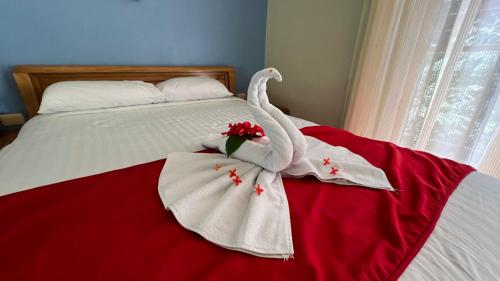 een bed met een zwanendecoratie erop bij Hotel Sol Sámara in Sámara