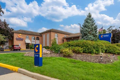 a sign in the grass in front of a building at Comfort Inn & Suites Mundelein-Vernon Hills in Mundelein