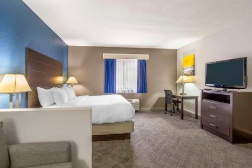 a hotel room with a bed and a flat screen tv at Comfort Inn & Suites Mundelein-Vernon Hills in Mundelein